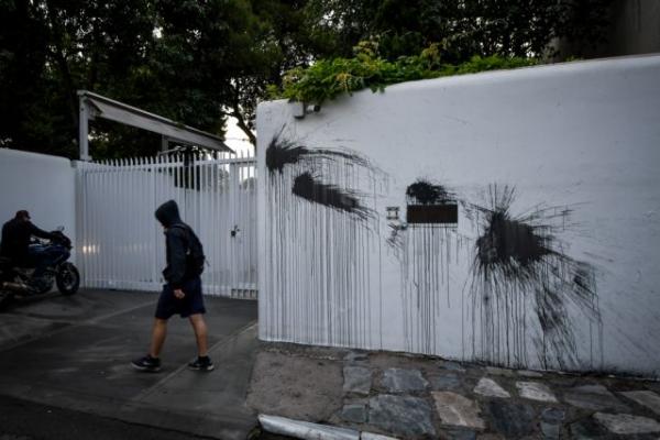 Καταδίκη ΥΠΕΞ για την επίθεση στην κατοικία του αμερικανού πρέσβη