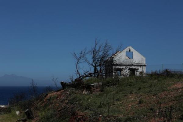 Επιταχύνεται η έκδοση οικοδομικών αδειών για τους πυρόπληκτους