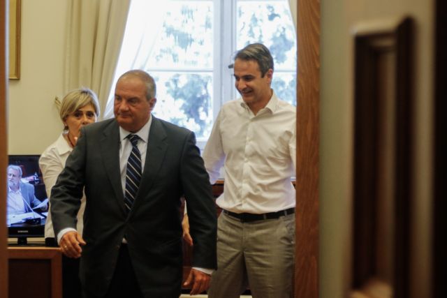 Συνάντηση Μητσοτάκη – Καραμανλή στη Βουλή