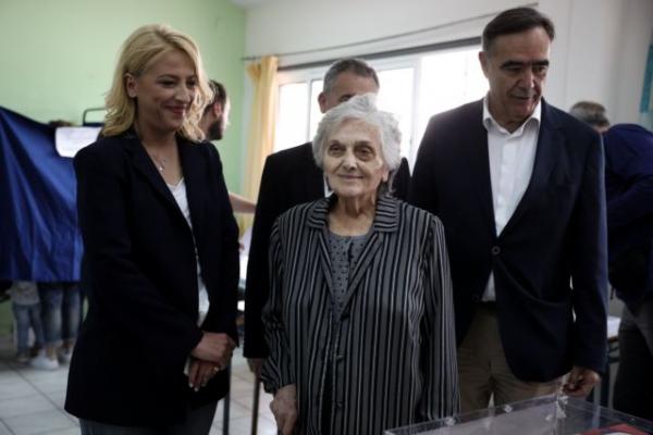 Με τη μητέρα της πήγε να ψηφίσει η Ρένα Δούρου