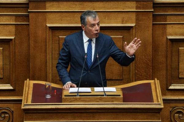 Θεοδωράκης: Συμφωνεί ο Κ. Μητσοτάκης με την επιστολή των «64»;