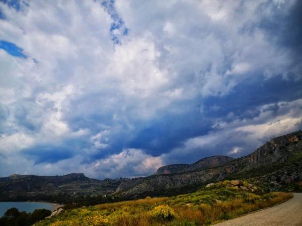 Επιμένει ο καιρός: Συννεφιά και βροχές και καταιγίδες