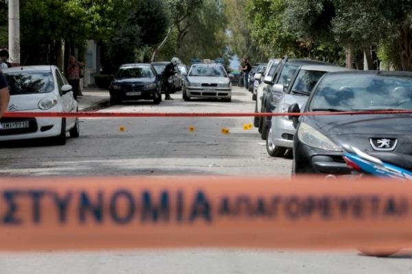 Σοκ στο Παλαιό Φάληρο: Την έπιασε από τα μαλλιά και τη μαχαίρωσε