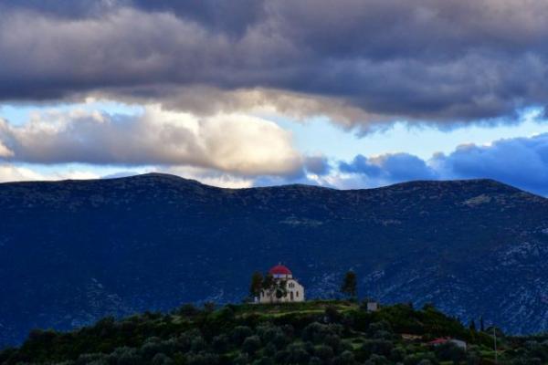 Άστατος ο καιρός: Πού αναμένονται βροχές και καταιγίδες τη Δευτέρα