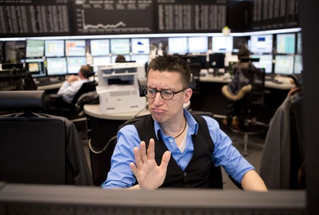 «Πόρτα» από τις αγορές έφαγε το πακέτο Τσίπρα