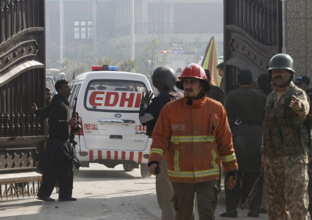 Πακιστάν: Αιματηρή έκρηξη έξω από ναό Σουφιστών