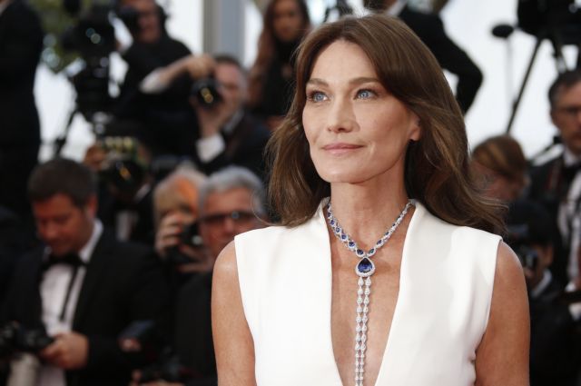 Κάρλα Μπρούνι: Στις Κάννες με σέξι φόρεμα που διέγραφε το κορμί της