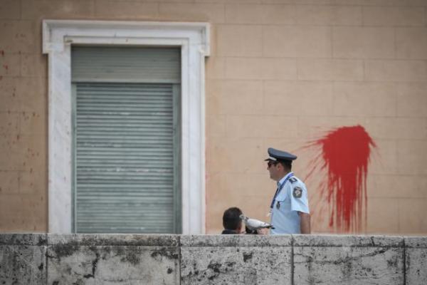 Οργή στo twitter για την επίθεση στη Βουλή