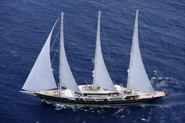 Γνωρίζουμε τα πάντα για το «Christina O», επιλέγουμε το «EOS yacht»
