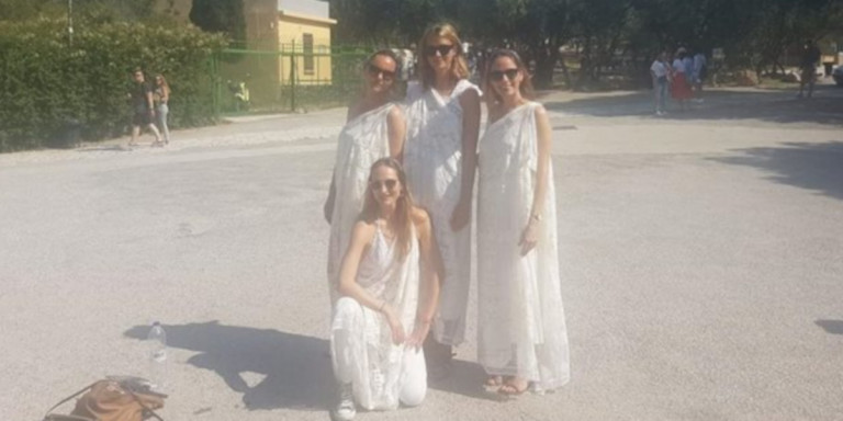 Τουρίστριες έφαγαν «πόρτα» στην Ακρόπολη επειδή φορούσαν αρχαιοελληνικές χλαμύδες