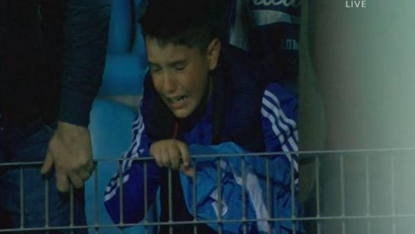 Πιτσιρικάς ξεσπά σε κλάματα για τον υποβιβασμό του ΠΑΣ (pic)