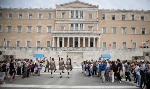 Διεθνής Τύπος για επίθεση Ρουβίκωνα στη Βουλή: Τέτοιοι βανδαλισμοί είναι συχνοί στην Αθήνα