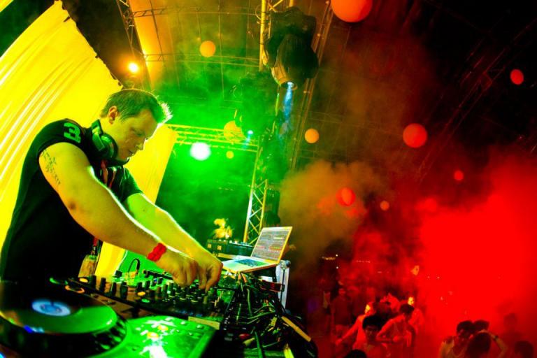 Γνωστός DJ σκοτώθηκε προσπαθώντας να σώσει τη φίλη του σε πισίνα