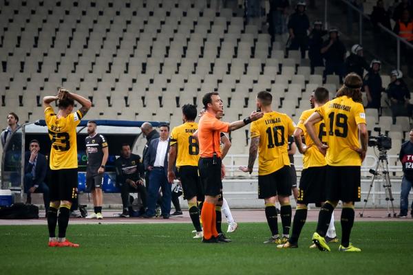 Φωνάζει η ΑΕΚ παρά το VAR : «Ήταν πέναλτι το χέρι του Κάνιας»