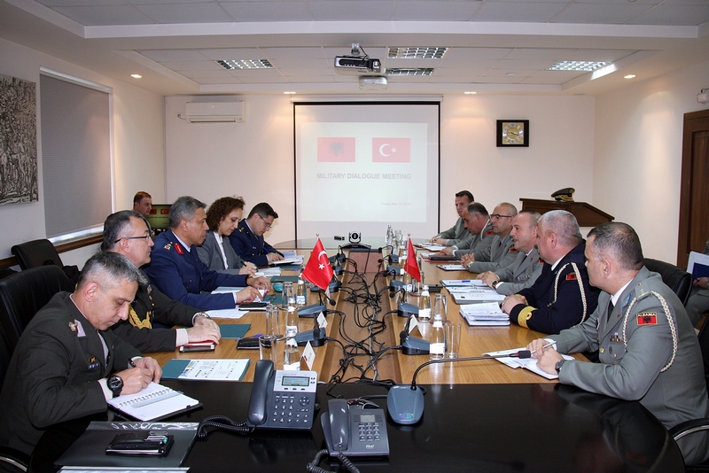 Τουρκική στρατιωτική αντιπροσωπεία επισκέπτεται την Αλβανία