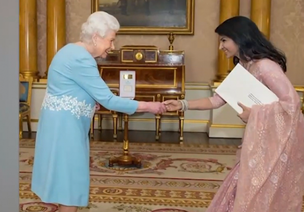 One Channel: Η Βασίλισσα Ελισάβετ ψάχνει για… social media manager