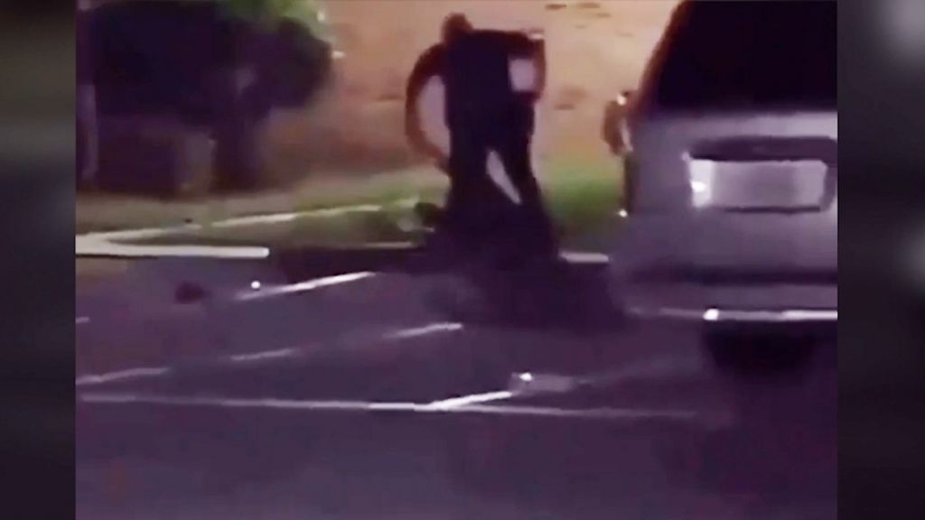 Βίντεο-σοκ : Αστυνομικός σκοτώνει εν ψυχρώ γυναίκα που του φωνάζει ότι είναι έγκυος