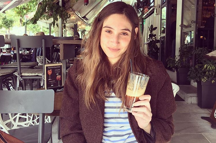 Η Φωτεινή Αθερίδου ποζάρει με την φουσκωμένη κοιλίτσα της