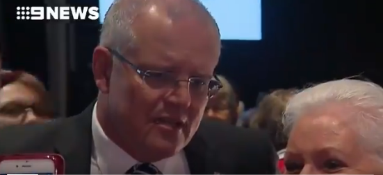 Συνελήφθη διαδηλώτρια στην Αυστραλία – Προσπάθησε να σπάσει αυγό στο κεφάλι του πρωθυπουργού