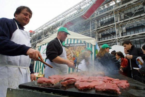 Ελληνες επιστήμονες: Κι όμως το μπάρμπεκιου μολύνει την ατμόσφαιρα όσο και τα αυτοκίνητα