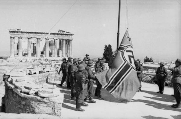 30/5/1941: Οι Μανώλης Γλέζος και Λάκης Σάντας κατεβάζουν τη σβάστικα από την Ακρόπολη