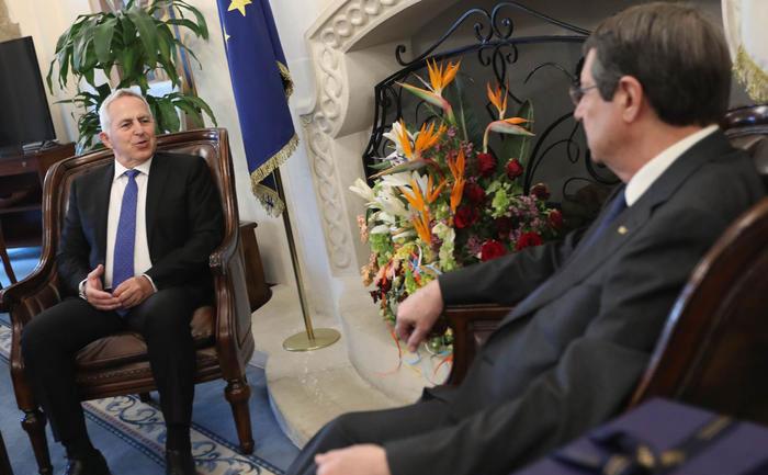 Συνάντηση Αναστασιάδη-Αποστολάκη με θέμα την τουρκική παραβίαση της κυπριακής ΑΟΖ