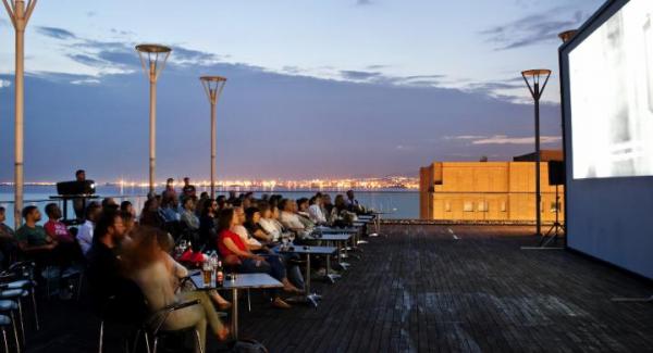 Το πιο ατμοσφαιρικό θερινό σινεμά βρίσκεται στην Θεσσαλονίκη –Με θέα τον Θερμαϊκό [Εικόνες]