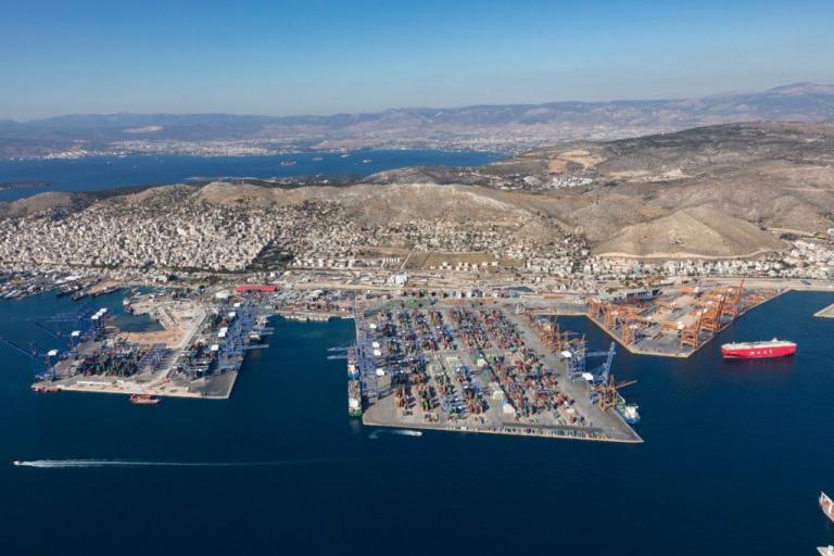 New York Times: Το ΚΑΣ μπλοκάρει την επένδυση της COSCO στον Πειραιά