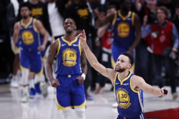 Το triple double του Κάρι που έστειλε στον τελικό τους Γουόριορς