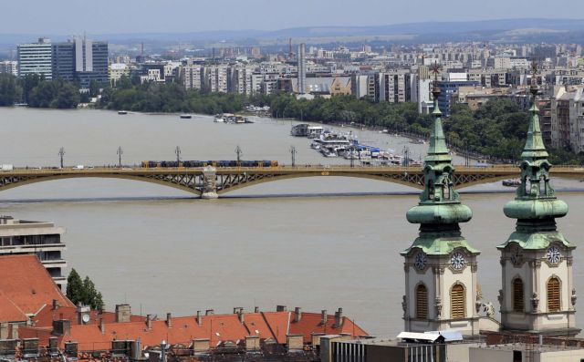Βουδαπέστη : Ποταμόπλοιο με δεκάδες επιβαίνοντες ανετράπη στον Δούναβη