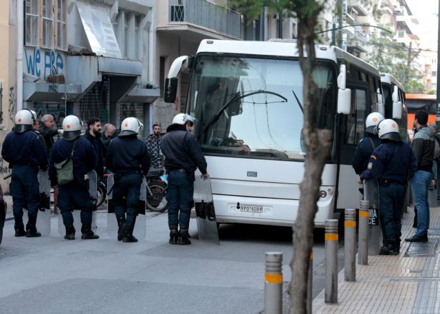 Ένταση στα Εξάρχεια – Ανακατάληψη κτιρίου στην οδό Μπουμπουλίνας