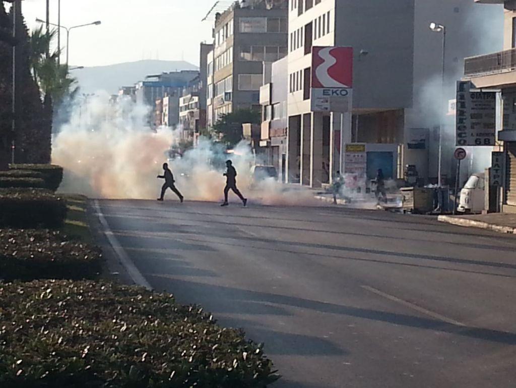 Επεισόδια σε αντιφασιστική πορεία στον Κολωνό με μολότοφ και χημικά