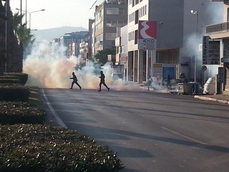 Επεισόδια σε αντιφασιστική πορεία στον Κολωνό με μολότοφ και χημικά