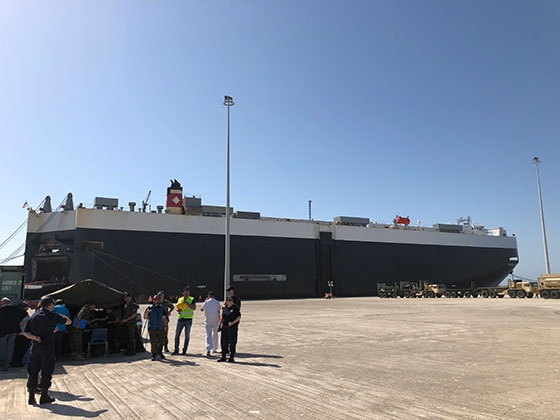 Μεταγωγικό πλοίο με αμερικάνικα στρατιωτικά οχήματα στην Αλεξανδρούπολη