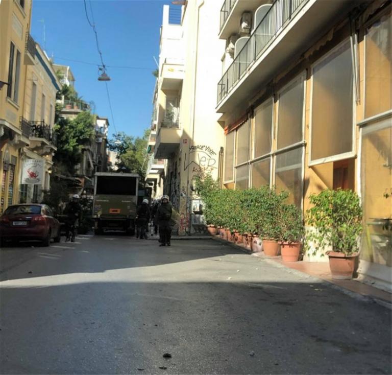 Εξάρχεια: Επεισόδια έξω από τα κτίρια που εκκένωσε η ΕΛ.ΑΣ.