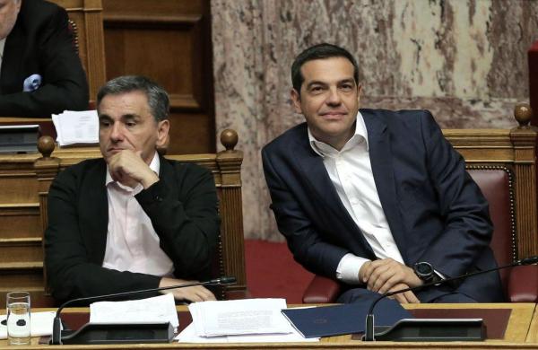 Πόλεμος με τους «σκληρούς» για το αφορολόγητο – Τρομάζει το χαράτσι για τους πολίτες