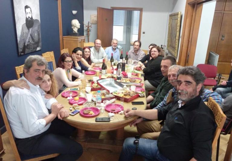 «Τσιμπούσι» Πολάκη στο υπουργείο Υγείας με φόντο τον… Βελουχιώτη