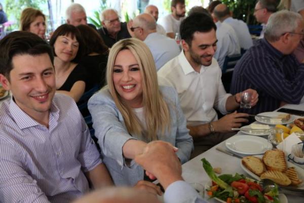 Σε ταβέρνα στην Καισαριανή με ευρωβουλευτές και δημοσιογράφους η Φώφη Γεννηματά