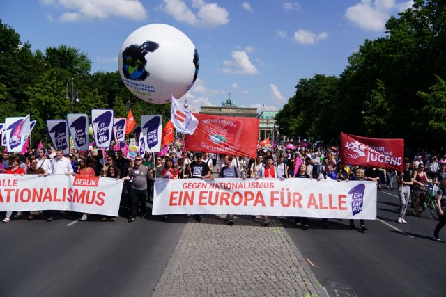 Γερμανία : Χιλιάδες πολίτες διαδήλωσαν κατά του εθνικισμού εν όψει ευρωεκλογών