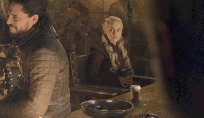 Η απίστευτη γκάφα του Game Of Thrones με τον... καφέ αλυσίδας στο κάστρο του Γουίντερφελ