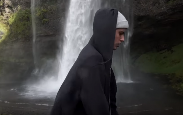 O Τζάστιν Μπίμπερ «κλείνει» φαράγγι στην Ισλανδία