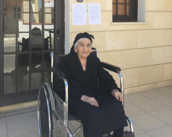 Ψηφοφόρος 104 ετών : Αφού οι νέοι δεν πάνε να ψηφίσουν για το μέλλον τους, να πάμε εμείς οι γέροι