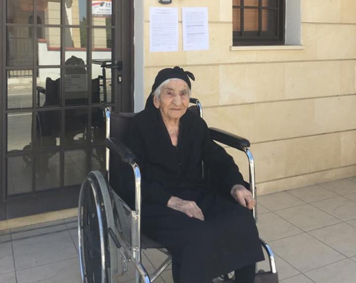 Ψηφοφόρος 104 ετών : Αφού οι νέοι δεν πάνε να ψηφίσουν για το μέλλον τους, να πάμε εμείς οι γέροι