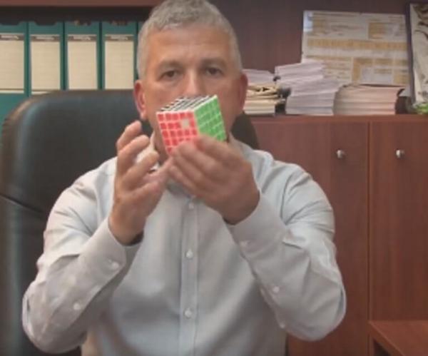 Υποψήφιος δημοτικός σύμβουλος «λύνει» έτοιμο κύβο του Ρούμπικ