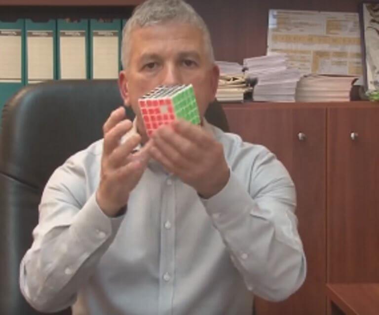 Υποψήφιος δημοτικός σύμβουλος «λύνει» έτοιμο κύβο του Ρούμπικ