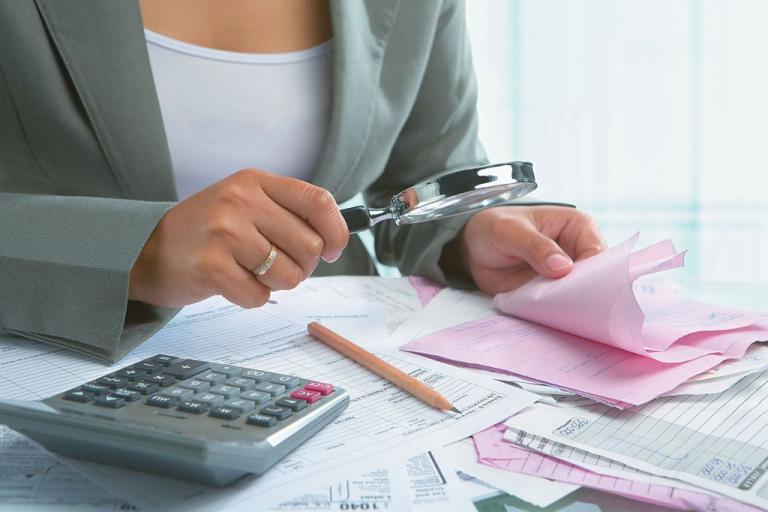 Ελεγκτής της ΑΑΔΕ πρώτα έφαγε ξύλο από καταστηματάρχη και μετά… συνελήφθη