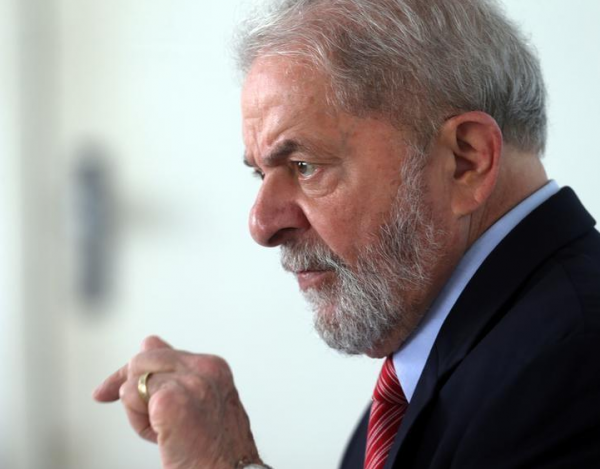 Λούλα: Ο Μπολσονάρου είναι ένας άρρωστος που πιστεύει ότι το πρόβλημα της Βραζιλίας λύνεται με τα όπλα