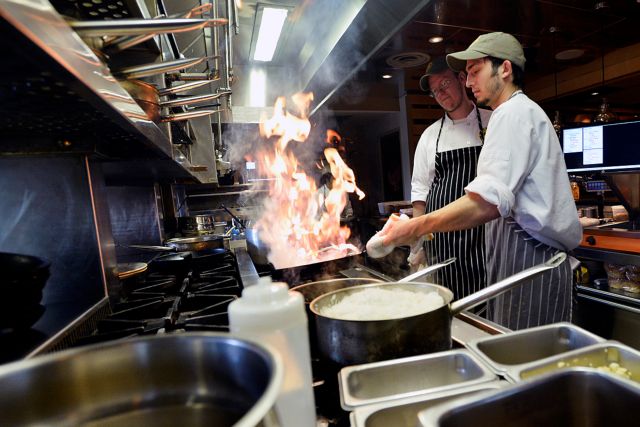 ΟΜΕΔ: Απόφαση για τους όρους αμοιβής και εργασίας στις αλυσίδες φαστ φουντ