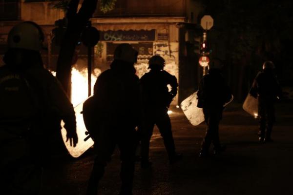 Επιθέσεις με βόμβες μολότοφ κατά των ΜΑΤ έξω από το Πολυτεχνείο