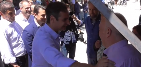 Ο Μητσοτάκης σε περίπτερο του ΣΥΡΙΖΑ